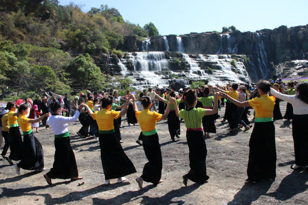 Lễ hội tại thác Pongour